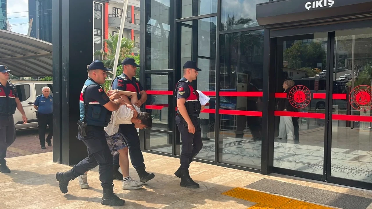 Marketi soydu, içinde çocuk olan aracı çalıp kaçtı