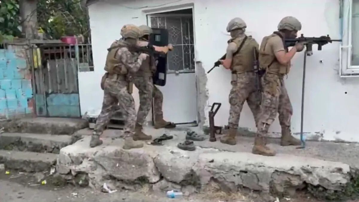 Yüksek kilometreli araçların kilometresini düşüren suç örgütüne operasyon: 20 gözaltı