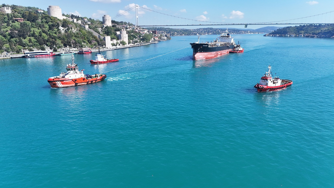 İstanbul Boğazı çift yönlü gemi trafiğine kapatıldı
