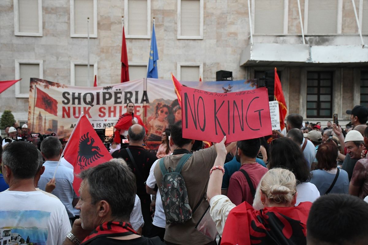 Tiran'da 'Arnavutluk satılık değildir' protestoları 27. günde