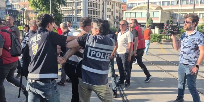Eskişehir'de izinsiz eylem yapan gruba polis müdahale etti: 35 gözaltı
