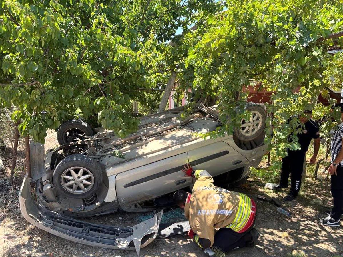 Takla atarak bahçeye uçan otomobilin sürücüsü yaralandı