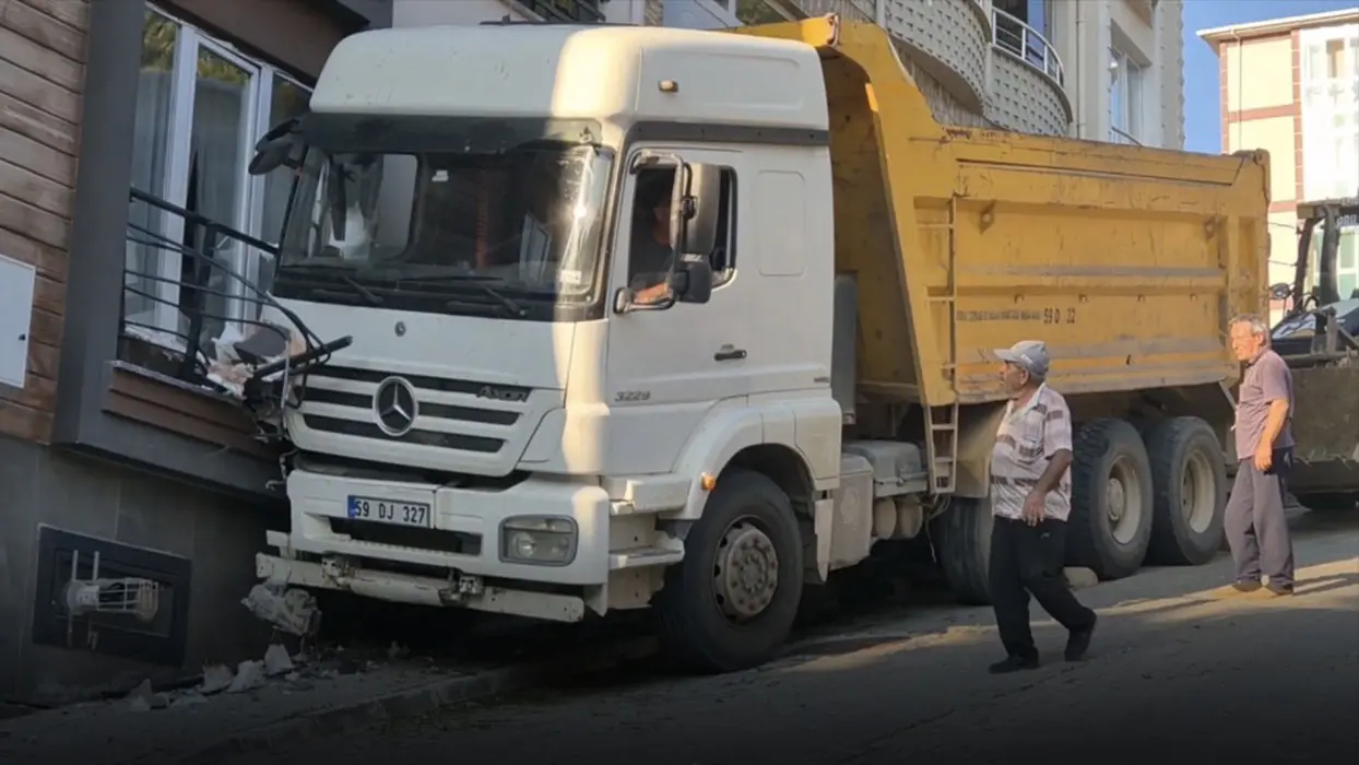 Facia son anda önlendi: Freni boşalan kamyon eve çarparak durabildi