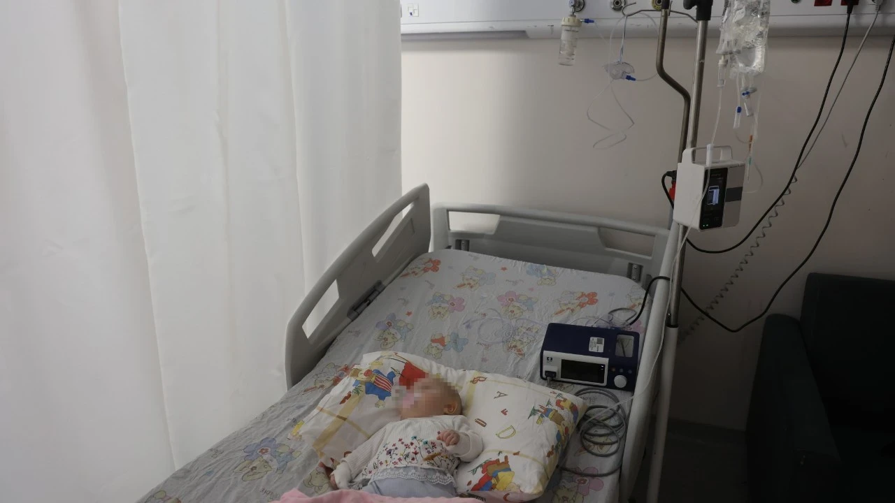Hatay'da kan donduran olay! Serum yerine bebeğin parmağı kesildi