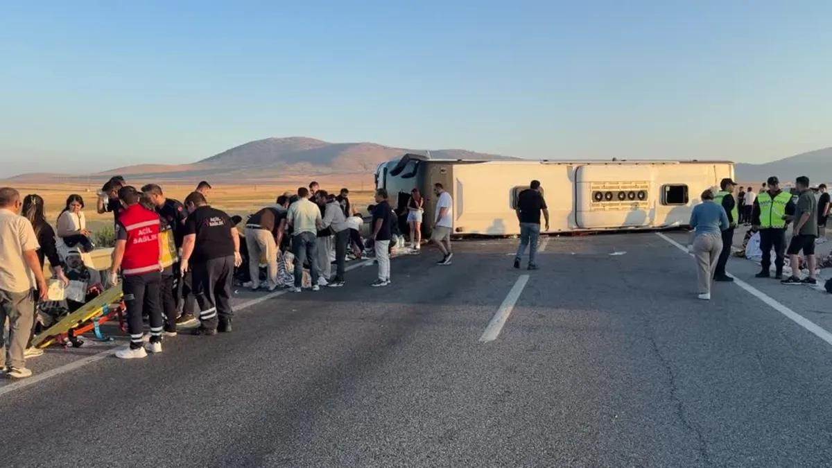 Kütahya'da yolcu otobüsü bariyerlere çarpıp devrildi