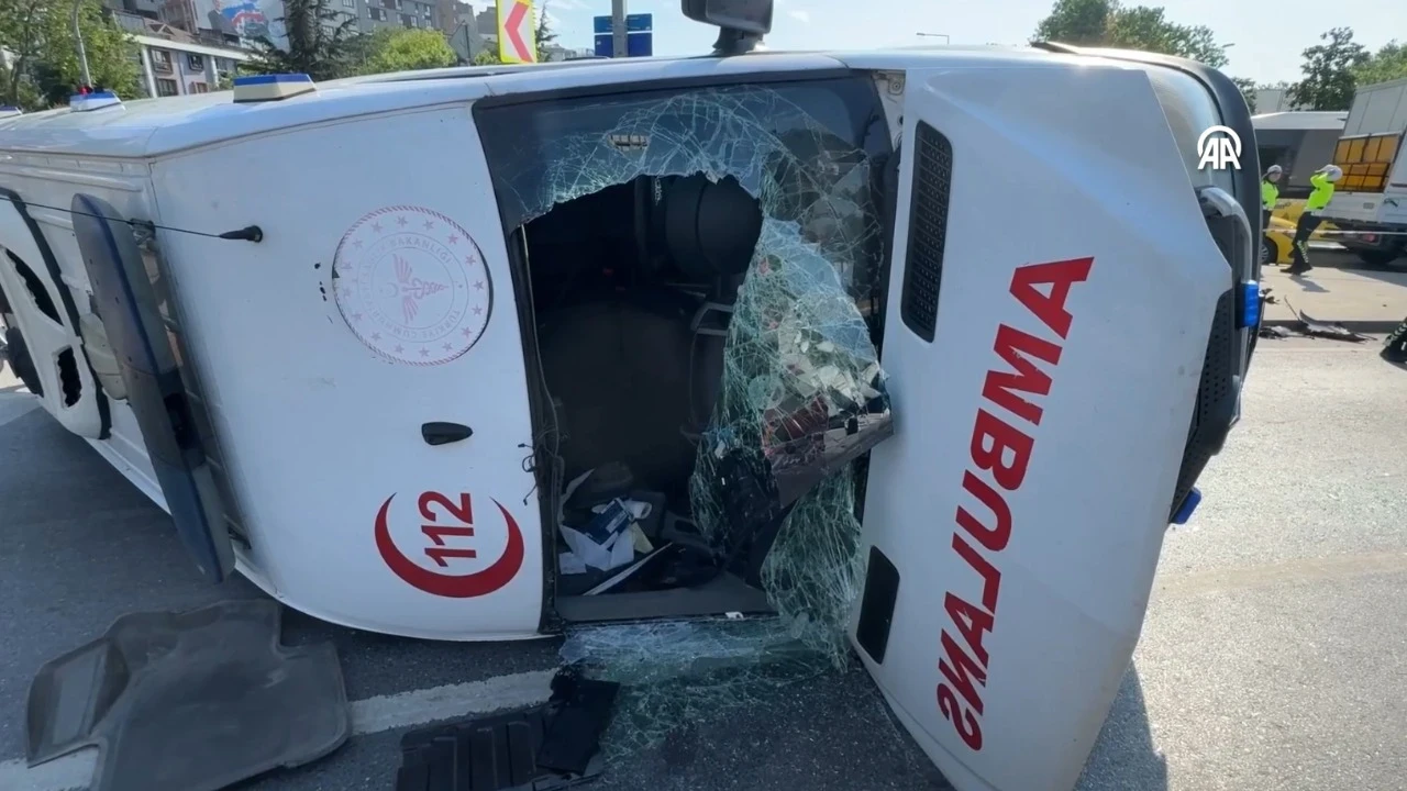 Kağıthane’de ambulans devrildi: Yaralılar var