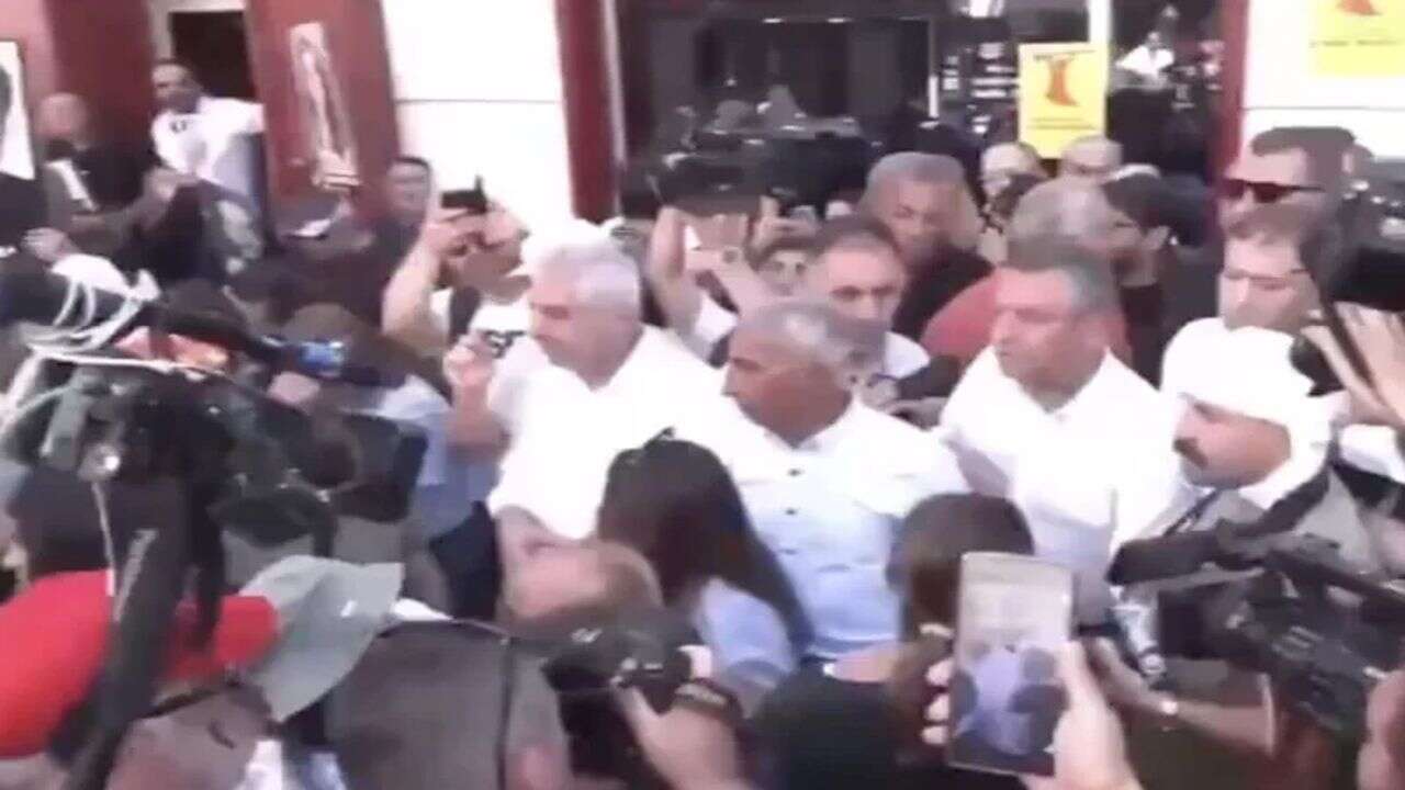 Sivas Madımak Katliamı'nın yıl dönümünde vatandaştan Özgür Özel'e tepki.. "Çıkın, siyasetinizi dışarıda yapın!"