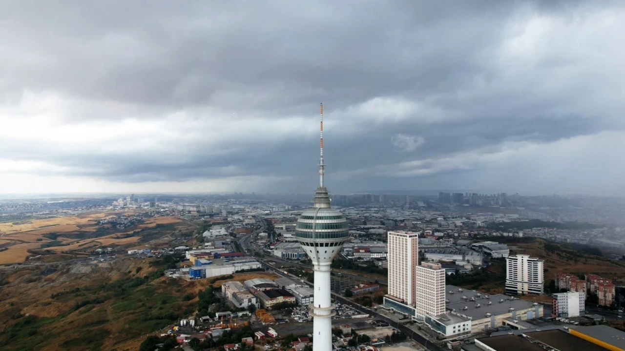 İstanbul'un üzerini kaplayan siyah bulutlar dronla görüntülendi