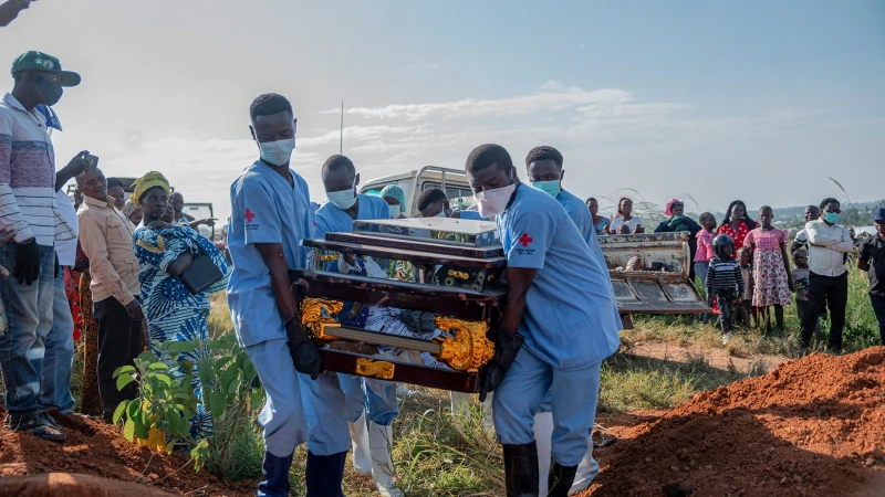 Demokratik Kongo Cumhuriyeti'nde Ebola'dan hayatını kaybeden bir vatandaş toprağa verildi