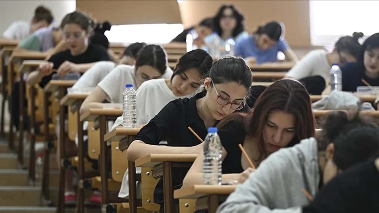 YKS’de ikinci gün heyecanı: AYT’ye 1 milyon 627 bin aday katılıyor