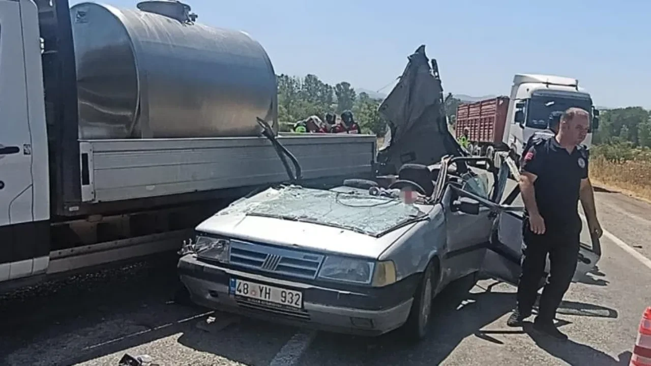 Çanakkale'de feci kaza! Kamyonete çarpan otomobilin tavanı koptu