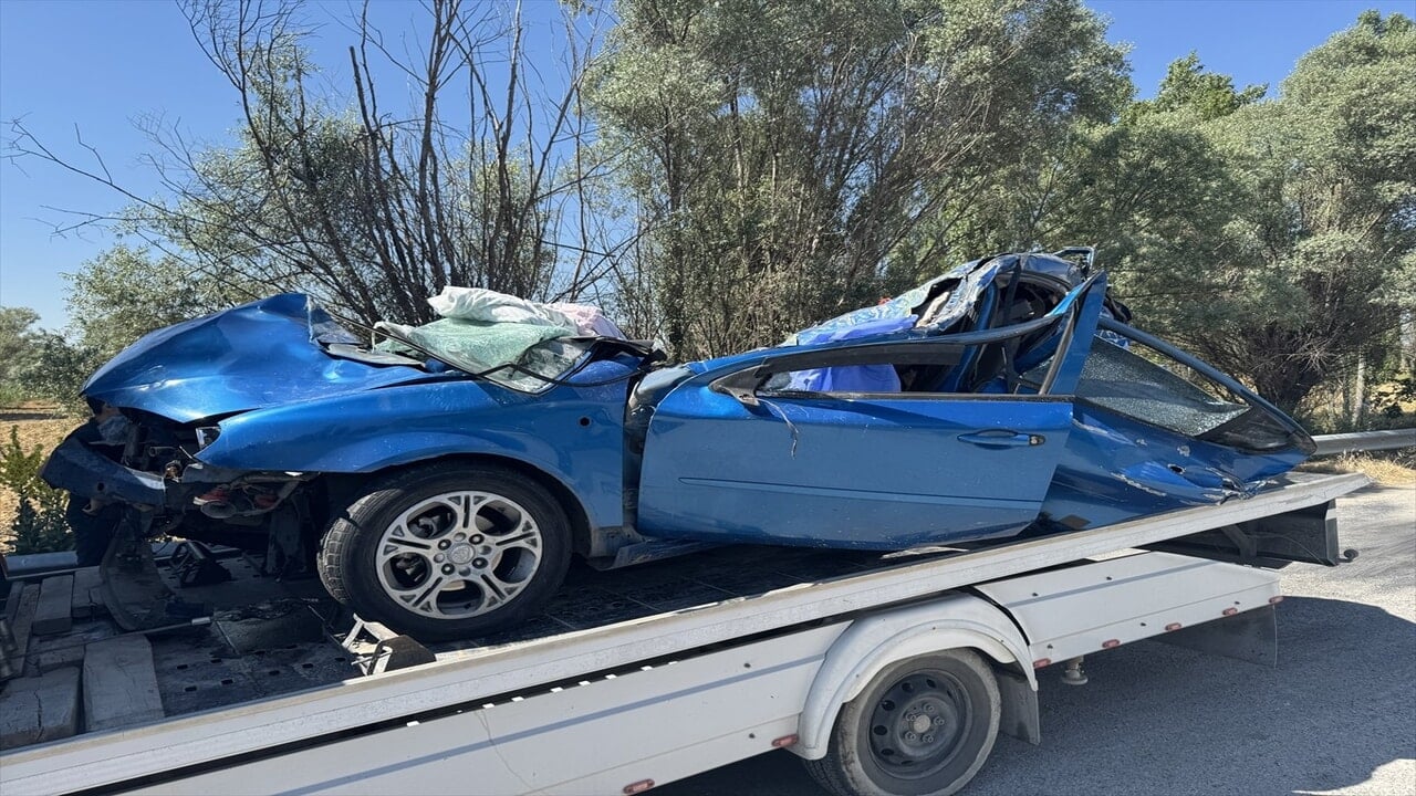 Sürüklenen araçta çift öldü, 8 aylık bebek ağır yaralandı