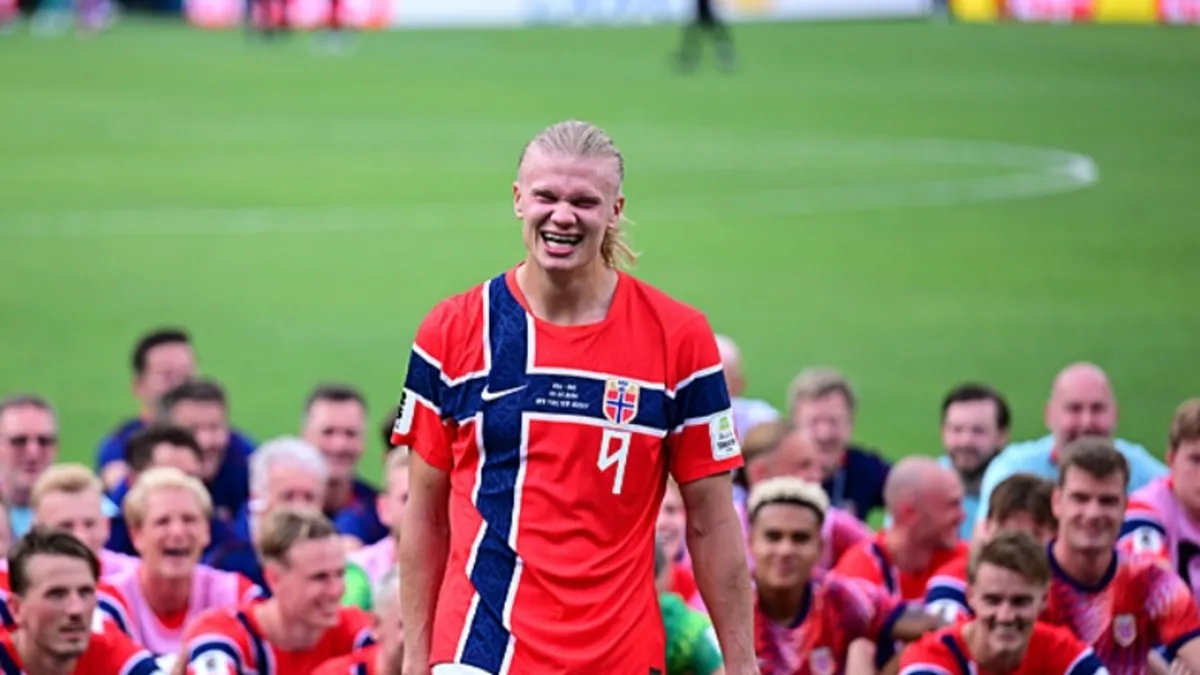 Norveçli golcü Erling Haaland, beyaz tarzıyla katıldığı defileye damga vurdu! İşte o pozlar!