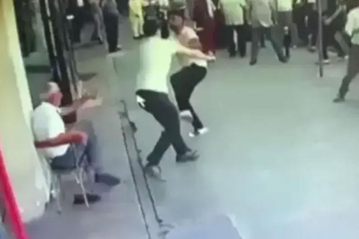 15 Temmuz Demokrasi Otogarı'nda taksicilerin bıçaklı kavgası kamerada: 1'i hafif 2 yaralı