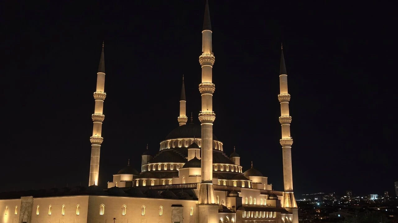 Darbe girişiminde birlik ve beraberliğin sembolü olan sela okundu