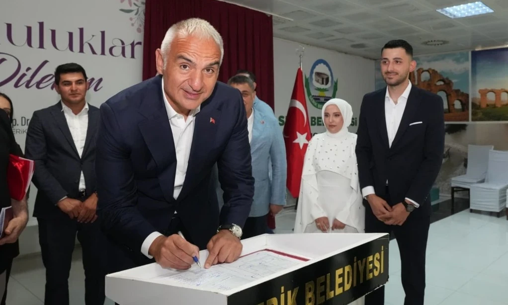 Kültür ve Turizm Bakanı Mehmet Nuri Ersoy, Antalya'da yeni evlenen çiftin nikah şahidi oldu