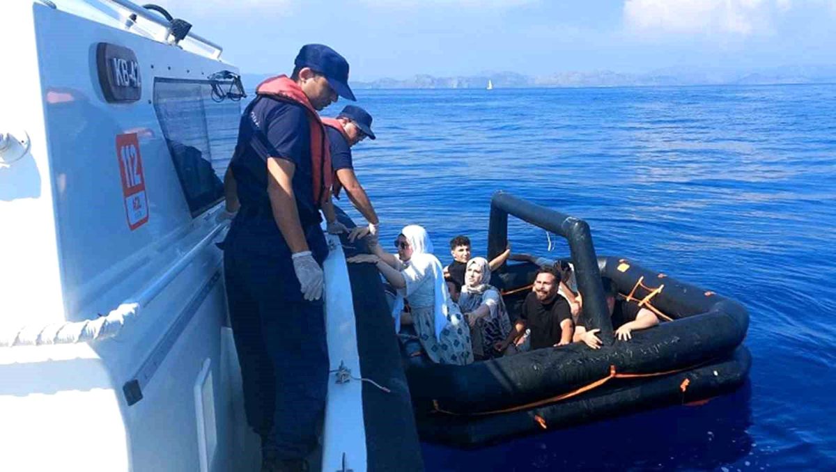 Yunan sahil güvenlik 3'ü çocuk 8 düzensiz göçmeni Türk karasularına geri itti