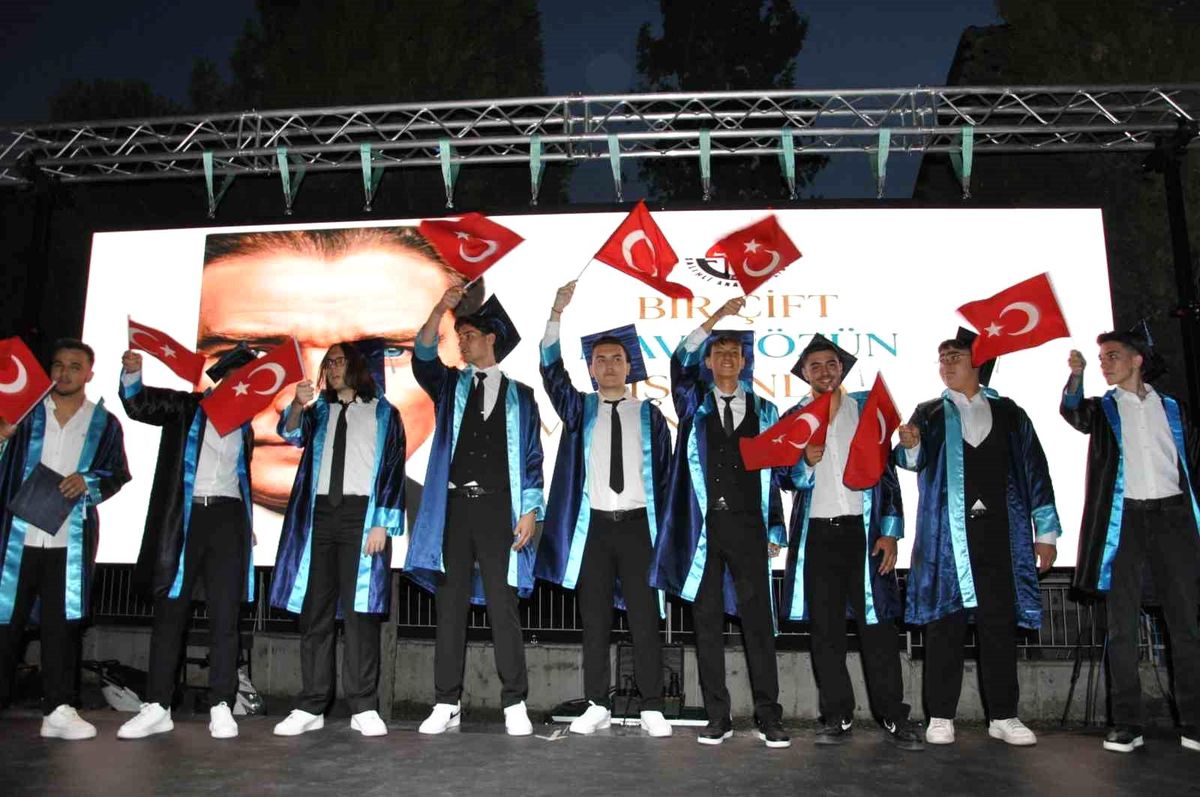 Salihli Anadolu Lisesi'nde mezuniyet coşkusu