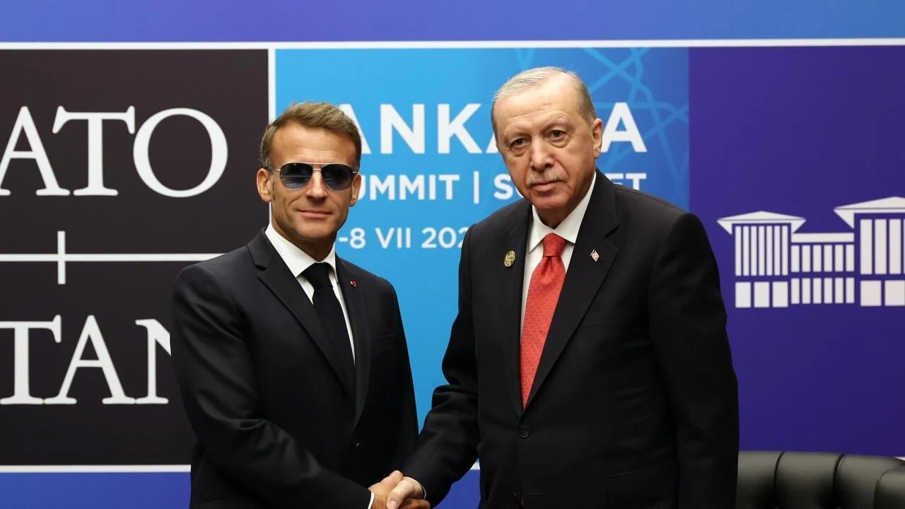 Erdoğan NATO zirvesinde Macron ile görüştü