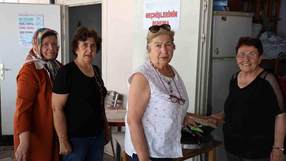 Emekli kadınlar gözleme satarak üniversitelilere destek oluyor