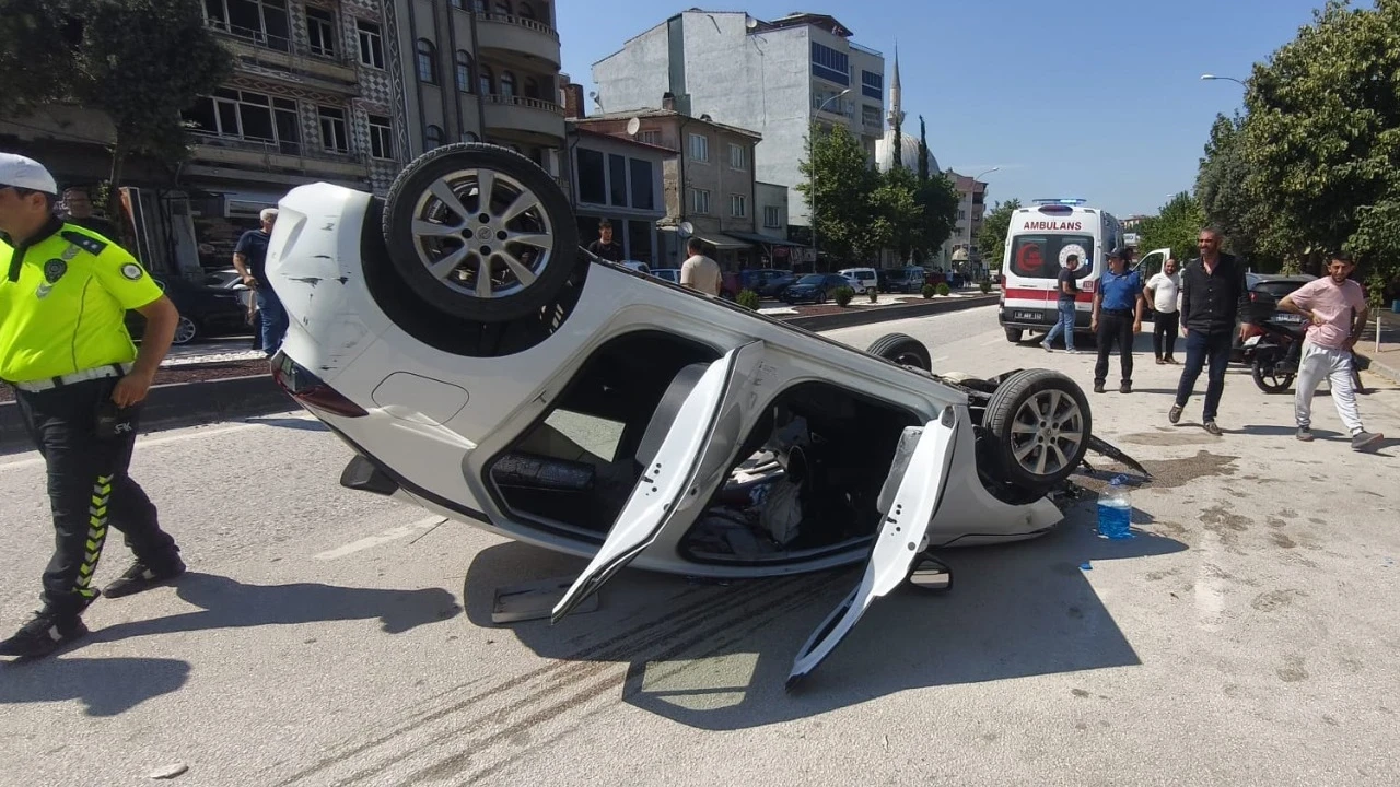 Direksiyon hakimiyetini kaybetti Orta refüje çarpıp ters döndü