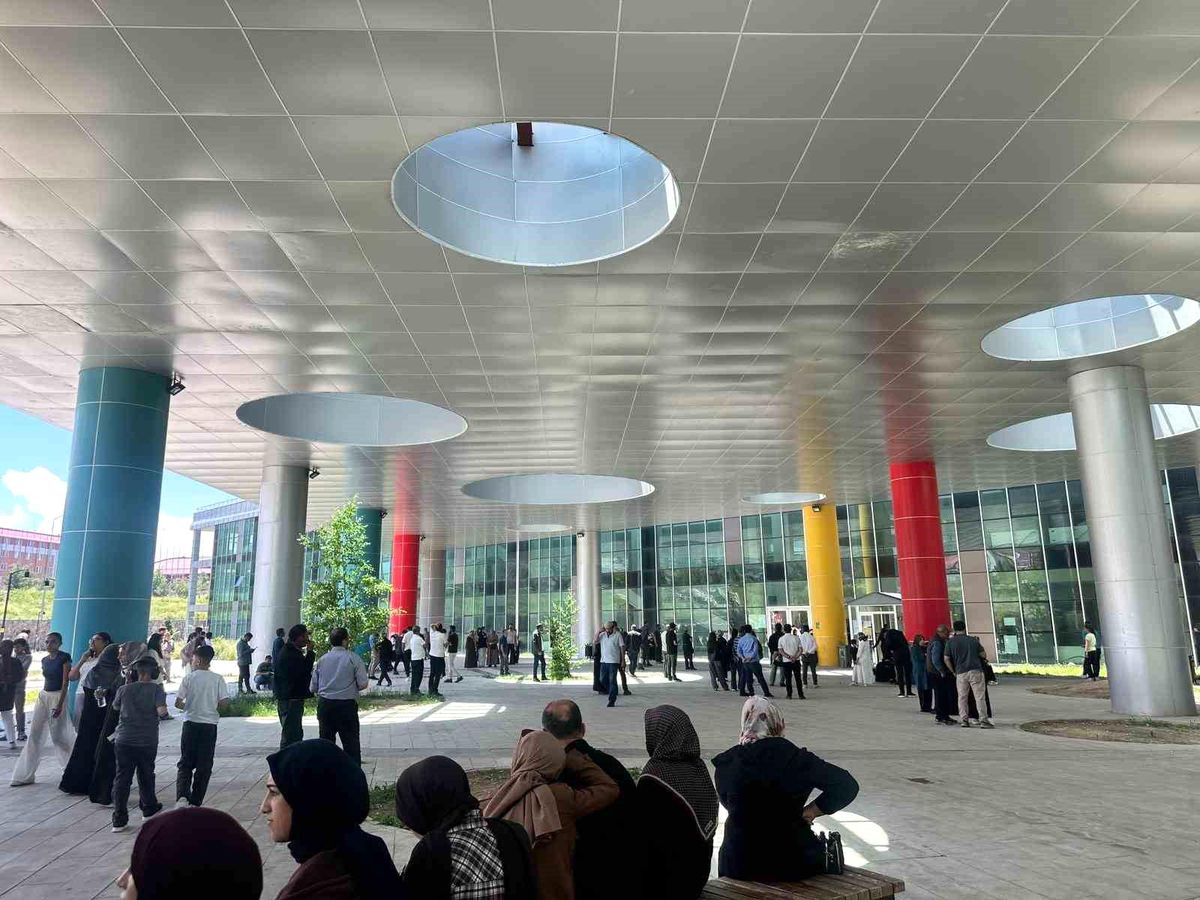 Erzurum'da kapılar kapanırken nefesler tutuldu: YKS'de son dakika koşusu kamerada