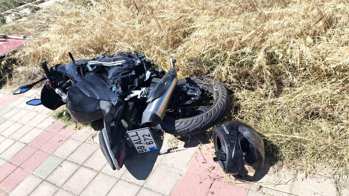 Keşan'da otomobil ile çarpışan motosikletin sürücüsü yaralandı