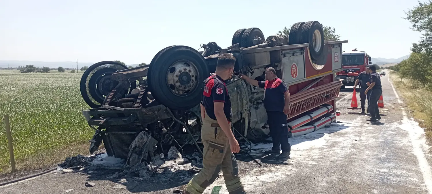 İzmir'de itfaiye aracı devrildi: 2 itfaiyeci yaralı
