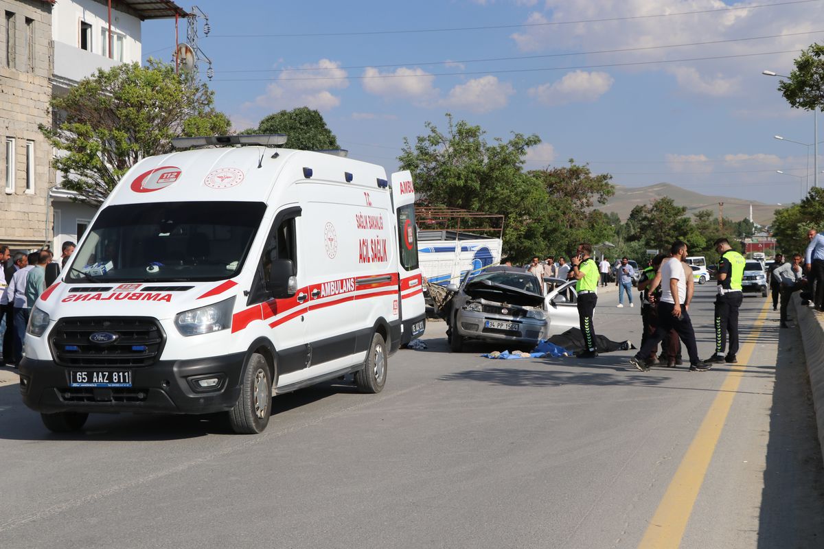 Van'da otomobil, park halindeki kamyona çarptı: 1 ölü, 4 yaralı