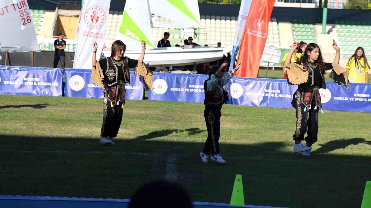 Kırşehir'de Yaz Spor Okulları 32 branşta coşkulu törenle açıldı