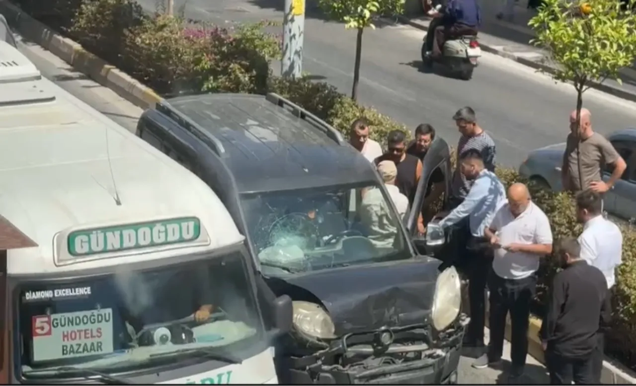 Manavgat'ta yaya geçidinde kaza! Yayaya yol veren minibüse arkadan çarptılar