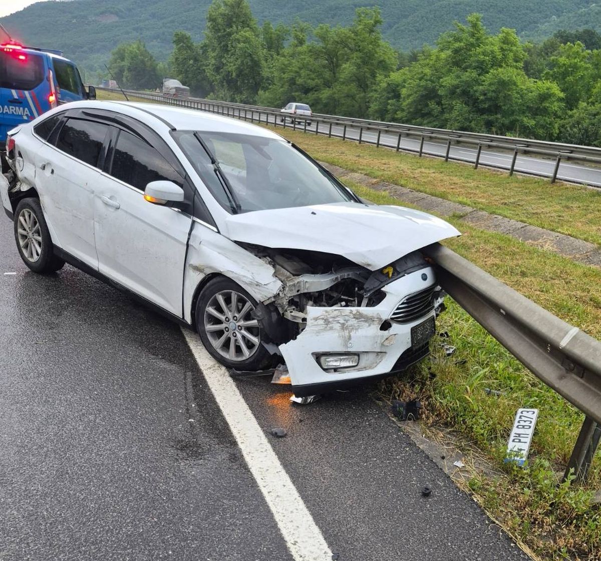 Bariyere çarpan otomobildeki 4 kişi yaralandı