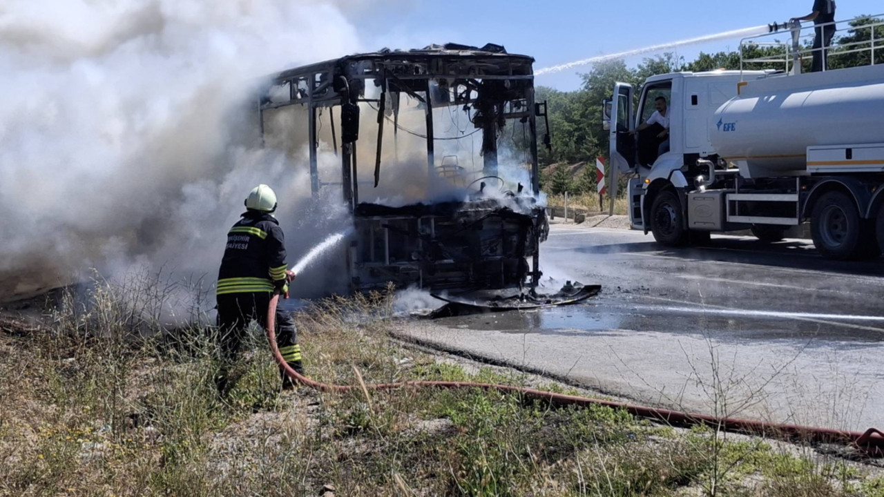 Eskişehir'de seyir halindeki belediye otobüsü yandı
