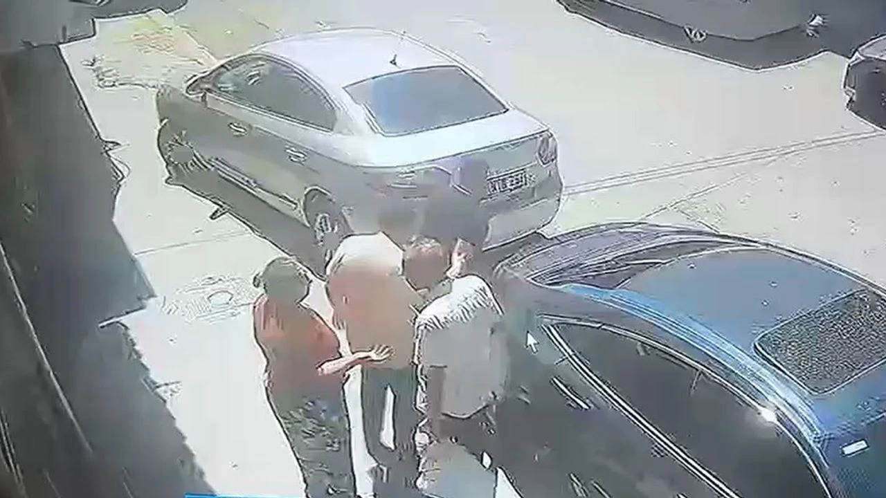 Önce çarptı sonra darp etti: O anlar kamerada
