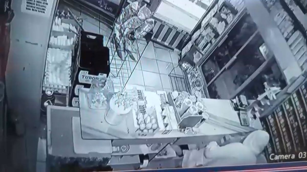 Fatih'te marketten hırsızlık yapan şüpheli yakalandı; 25 yıl kesinleşmiş hapis cezası olduğu ortaya çıktı