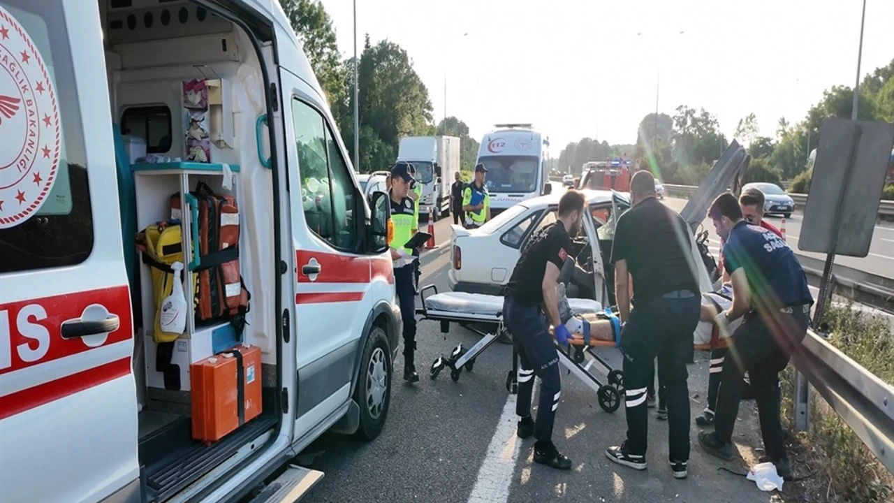 Anadolu Otoyolu'nda otomobil bariyere çarptı: 3 kişi yaralandı