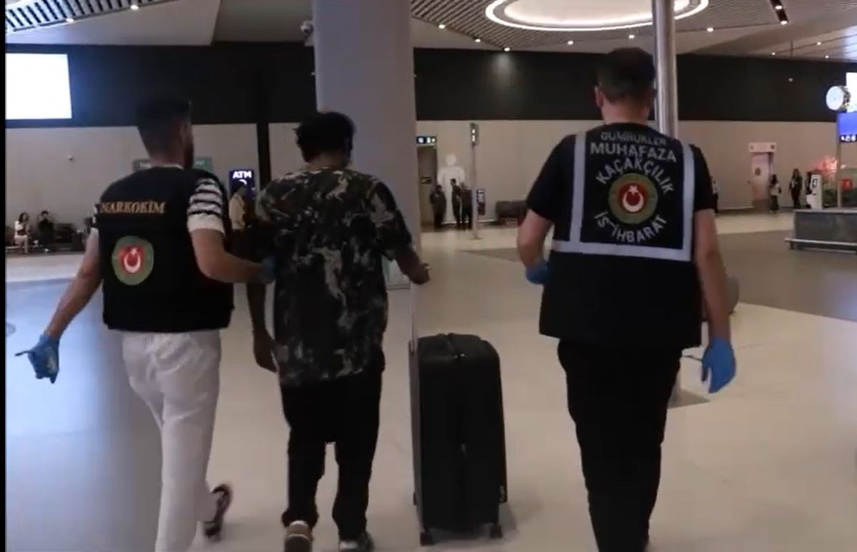 İstanbul Havalimanı'nda 20 milyon lira değerinde 22 kilogram uyuşturucuyla yakalanan yolcu tutuklandı