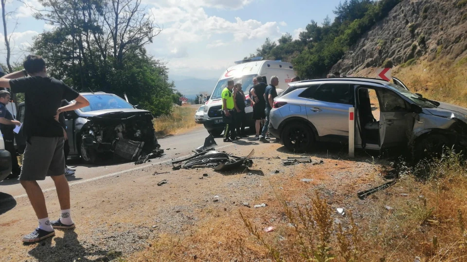 Tokat'ta otomobiller kafa kafaya çarpıştı: Çok sayıda yaralı var