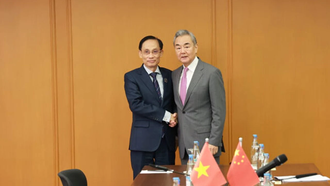 Wang Yi 8 ülkenin dışişleri bakanları ile görüştü