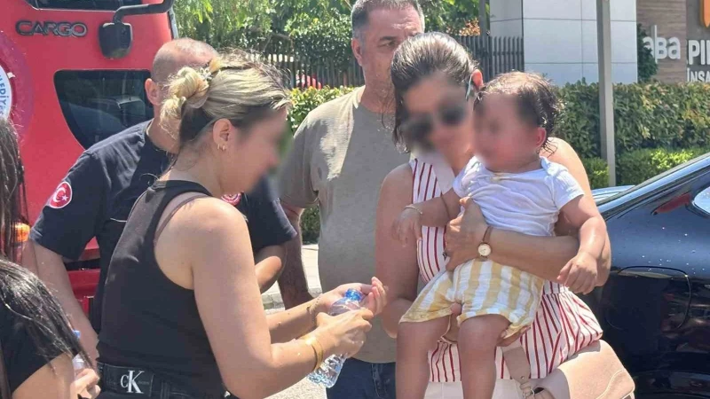 Çocuğu araç içerisinde kilitli kaldı: Gözyaşlarına boğulan kadının yardımına itfaiye ekipleri yetişti