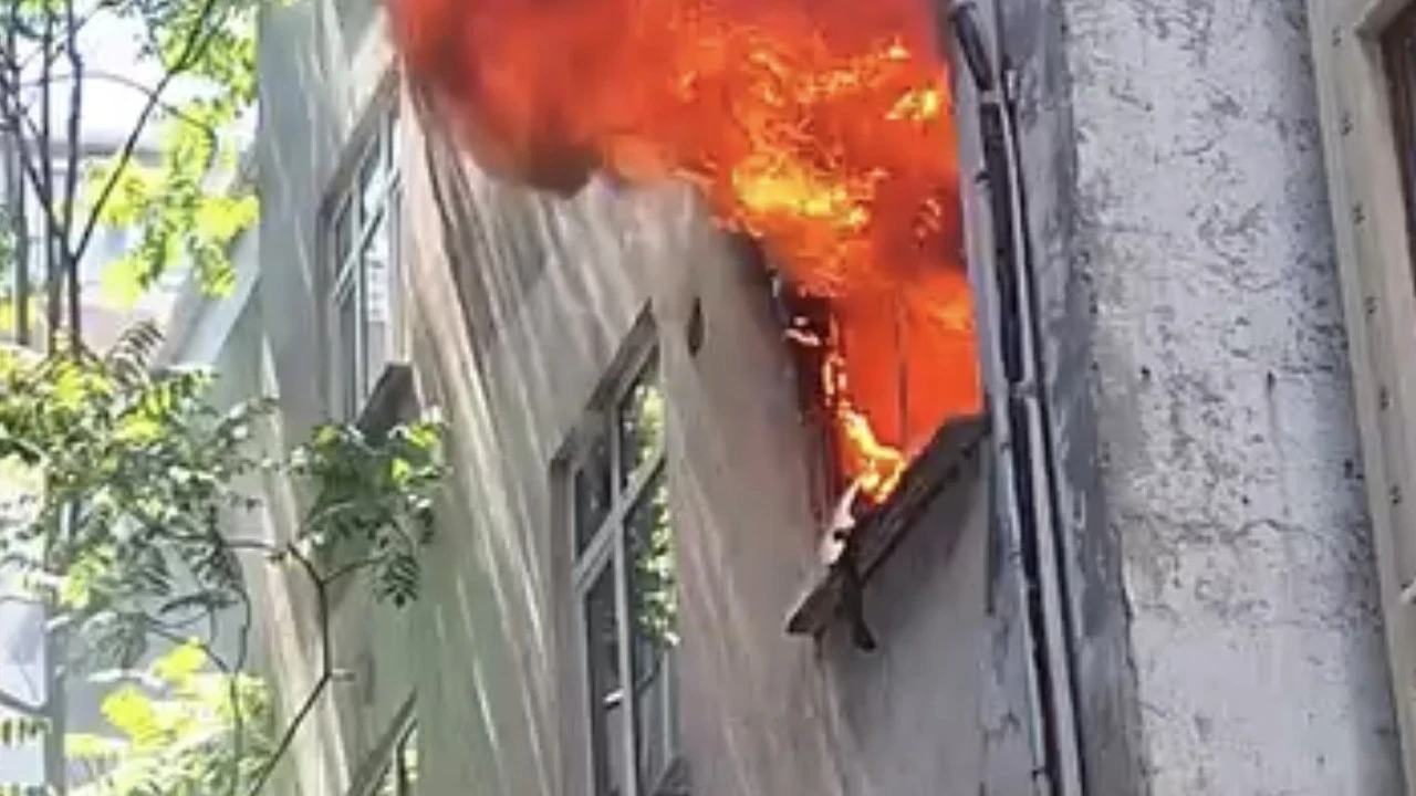 Derin dondurucudan çıkan kıvılcım evi kül etti