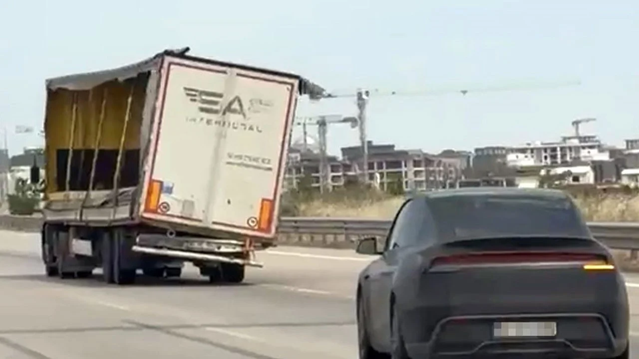Görenler gözlerine inanamadı! Yana yatmış dorseyle trafikte ilerledi
