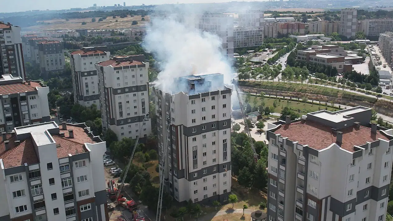 İstanbul'da binada korkutan yangın: 10 kişi hastaneye kaldırıldı!