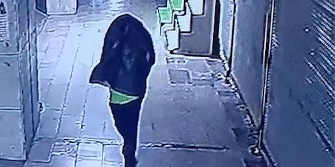 Tanınmamak için başına çöp poşeti geçirip yangın çıkardı