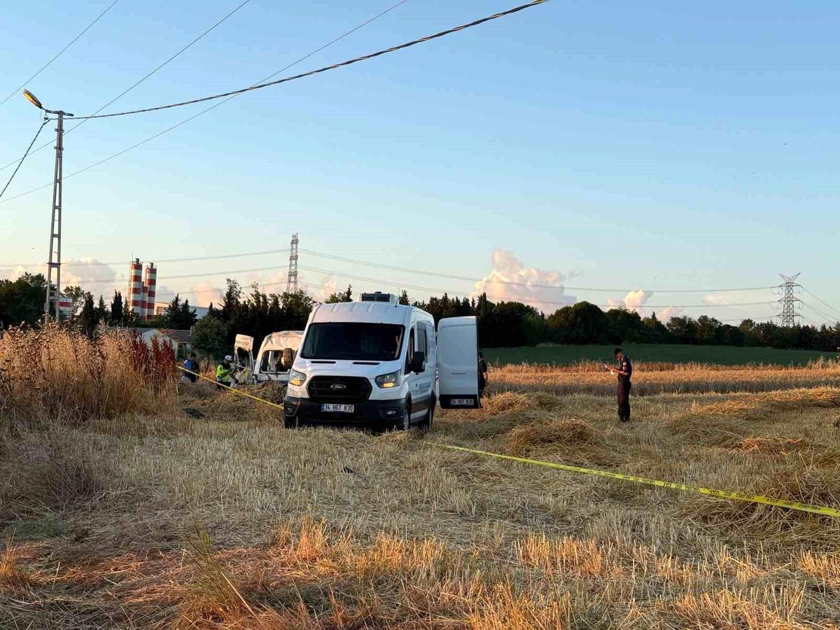 Silivri'de 2 kişinin öldüğü minibüs kazasında yol trafiğe açıldı