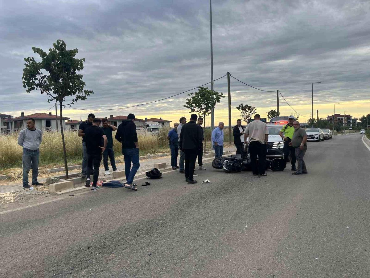 Tekirdağ'da otomobille motosikletin çarpıştığı kaza kameraya yansıdı