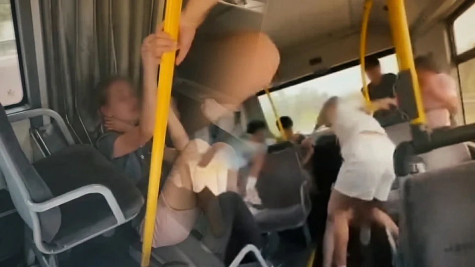 Belçika'da toplu taşımada dehşet anları: Bir grup göçmen otobüste düşürdükleri genci tekme tokat dövüp sosyal medyada paylaştılar! | DÜNYA HABERLERİ
