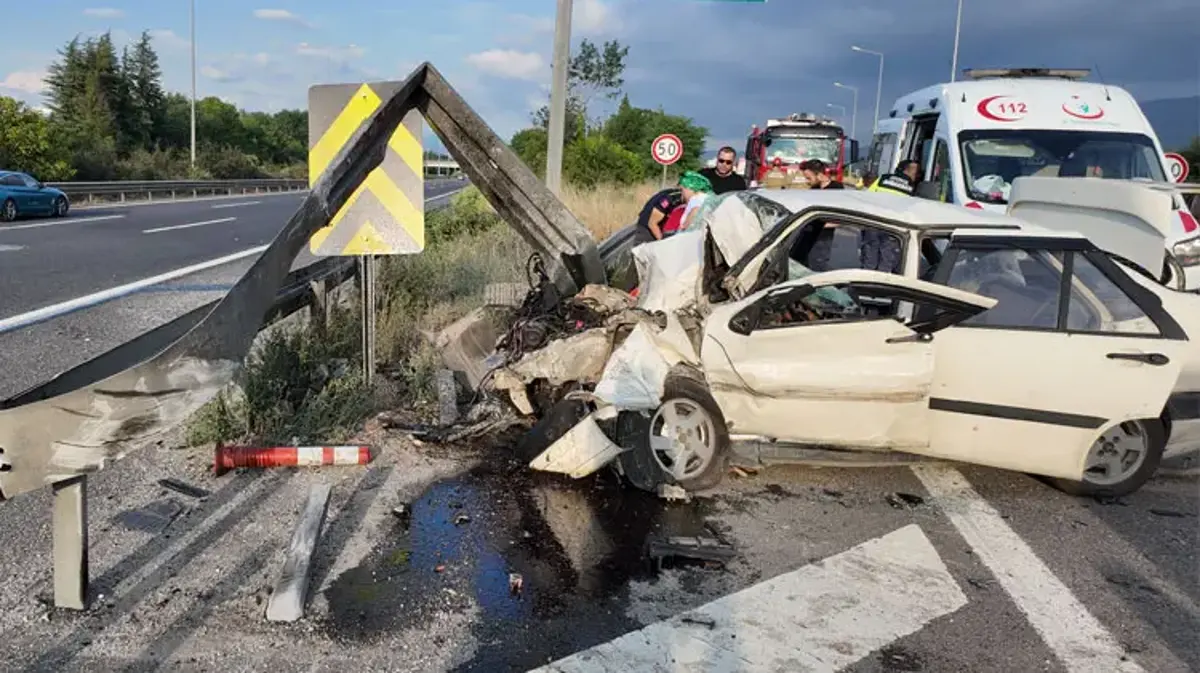 Anadolu Otoyolu geçişinde kontrolden çıkan otomobil bariyerlere çarptı