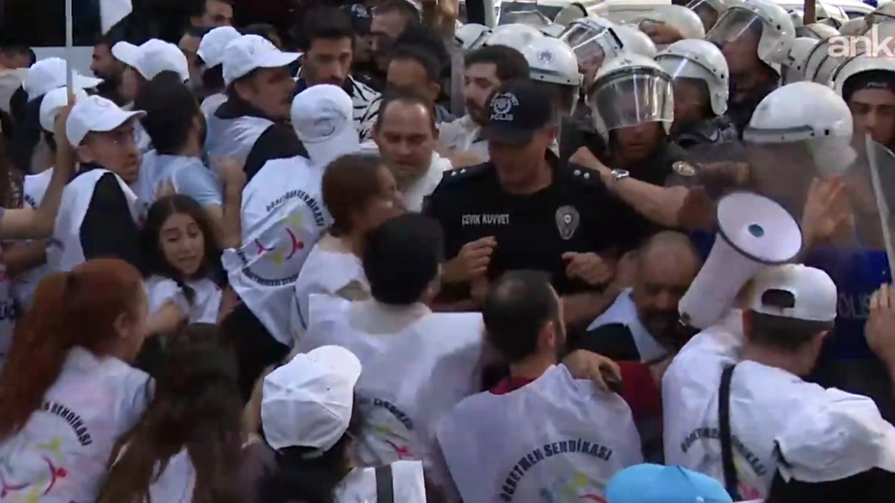 Son Dakika | Ankara'da öğretmenlerin yürüyüşüne polis müdahalesi