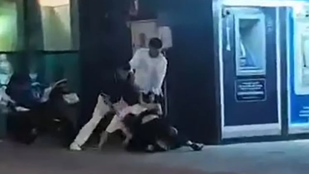 Tartıştıkları gencin kabusu oldular! Yere yatırıp defalarca kafasına vurdular: Korkunç anlar kamerada